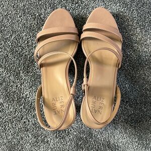 Like new, Naturalizer neutral sandals